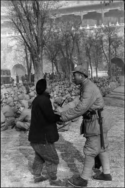 點擊觀看大圖-在紫禁城內某個宮殿前空地的新兵,一位母親正在尋找她的兒子,北平,1948年12月。©Fondation Henri Cartier-Bresson / Magnum Photos 在紫禁城內某個宮殿前空地的新兵,一位母親正在尋找她的兒子,北平,1948年12月。©Fondation Henri Cartier-Bresson / Magnum Photos-圖片