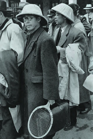 點擊觀看大圖-中華民國政府南遷廣州立法院成員正要從機場出發前往南京,1949 年4月22 日。 ©Fondation Henri Cartier-Bresson / Magnum Photos 中華民國政府南遷廣州立法院成員正要從機場出發前往南京,1949 年4月22 日。 ©Fondation Henri Cartier-Bresson / Magnum Photos-圖片