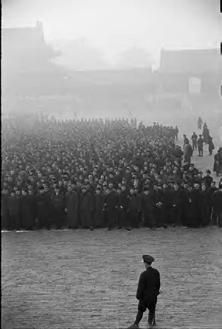 紫禁城中，一萬個新招募的國民黨新兵正在列隊，北平，1948年12月。©Fondation Henri Cartier-Bresson / Magnum Photos-圖片