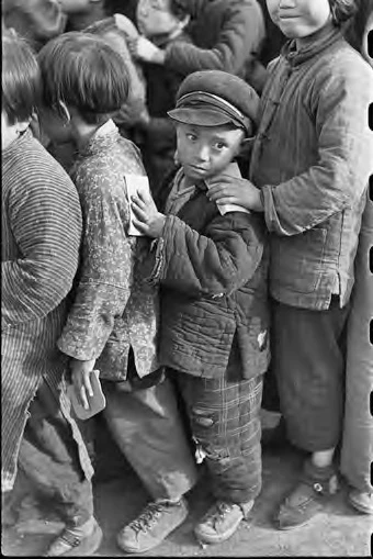中國福利基金會。正在等待發放米的兒童，上海，1949年3月。©Fondation Henri Cartier-Bresson / Magnum Photos-圖片