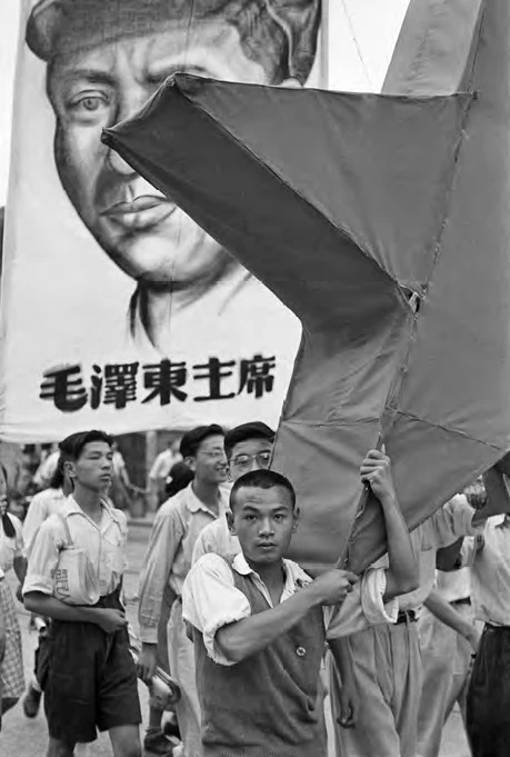 舉著毛澤東像及紅星的學生遊行隊伍，上海，1949年6月12日。©Fondation Henri Cartier-Bresson / Magnum Photos-圖片