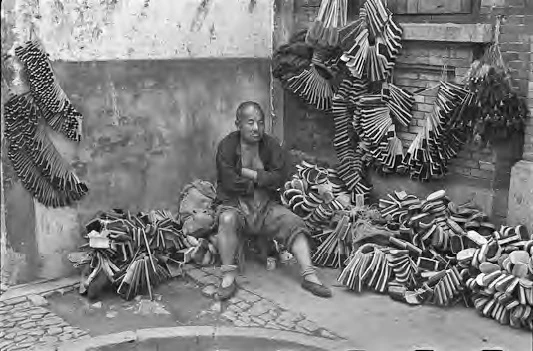 鬃（棕）刷小販，上海，1949年9月。©Fondation Henri Cartier-Bresson / Magnum Photos-圖片