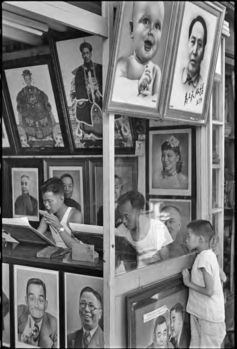 在南市區的一間肖像畫舖子，裡頭的作品不是實際寫真就是從相片臨摹，上海，1949年8月。©Fondation Henri Cartier-Bresson / Magnum Photos-圖片