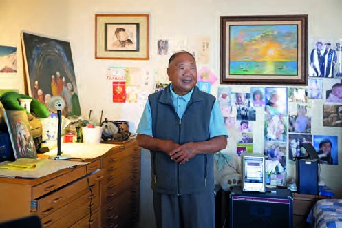 點擊觀看大圖-洪鈞雄家中客廳掛著父親的作品 洪鈞雄家中客廳掛著父親的作品-圖片