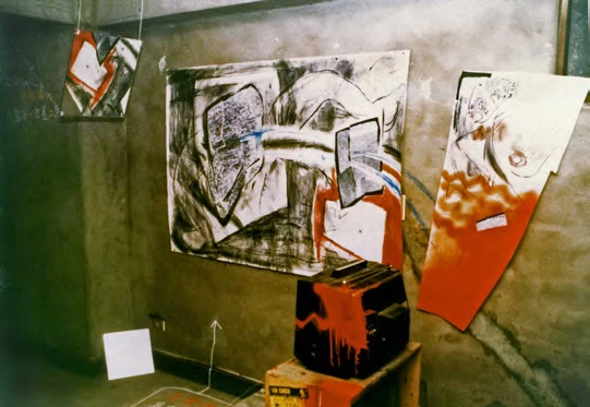 王俊傑，《被強暴的映像管──暴動傾向第三號》，1986，複合媒材裝置。-圖片