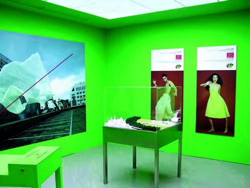 王俊傑，《微生物學協會：衣計畫》，2000，複合媒材空間裝置；參展「2000台北雙年展：無法無天」展場一景。-圖片