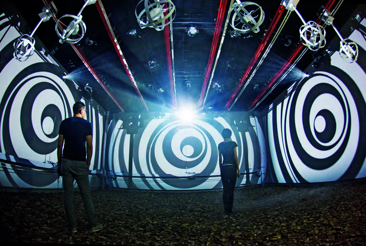 王俊傑，《索多瑪之夜》，2015，複合媒材動力裝置，8.1×8.1×5m；臺北市立美術館展場一景。©國立臺北藝術大學藝術與科技中心-圖片