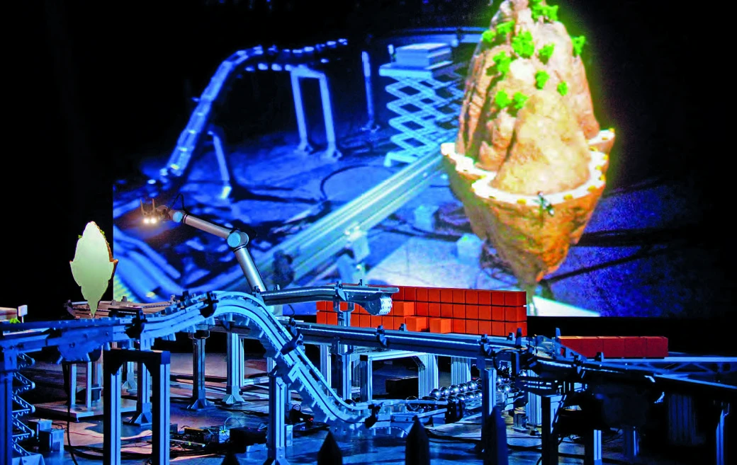 「科技媒體無人劇場──《罪惡之城》」於松山文化創意園區多功能展演廳演出現場，2013。©國立臺北藝術大學藝術與科技中心-圖片