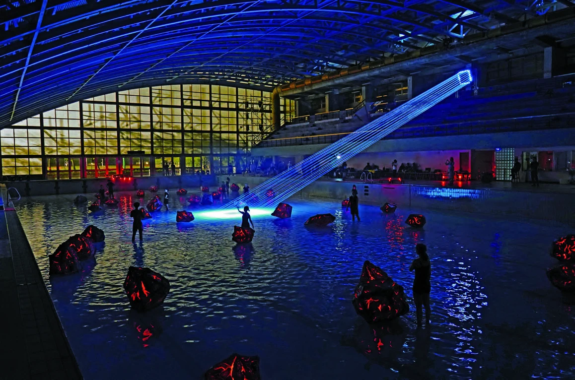 王俊傑《關渡光藝術節：壞運動》於國立臺北藝術大學游泳館演出一景，2019。-圖片