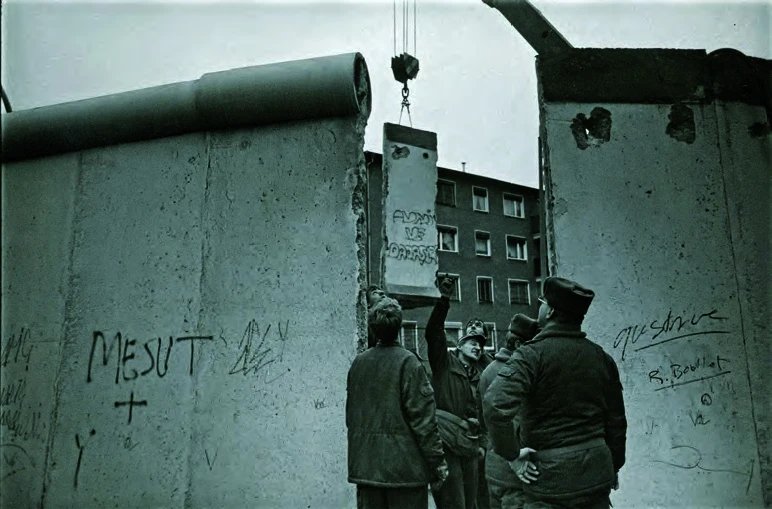 東德軍人拆除柏林圍牆，1989。©王俊傑拍攝-圖片