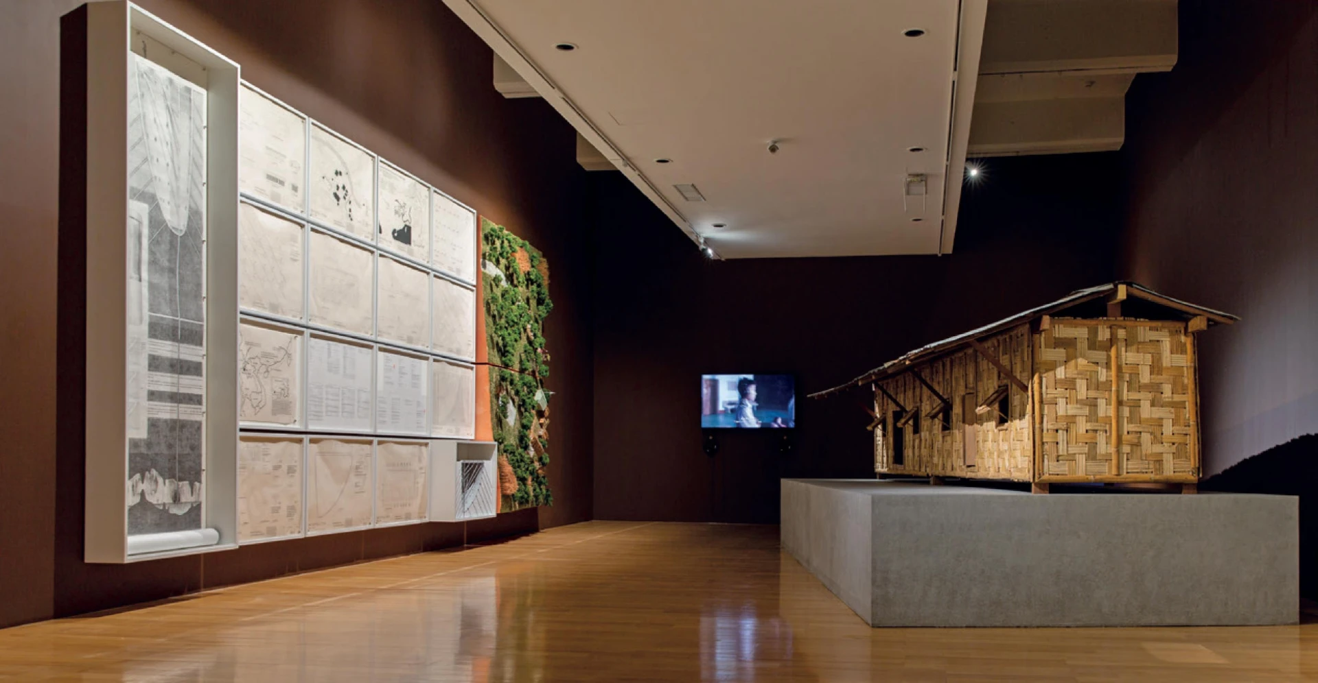 「秘密異域：冷戰與孤軍，1960至1980年代」展間一景；左：許家維，《情報局紀念所》，2015，裝置；中：許家維，《回莫村》，2012，單頻道錄像裝置；右：許家維，《回莫村──國防部1920區光武部隊大陸工作組》，2013，裝置。-圖片