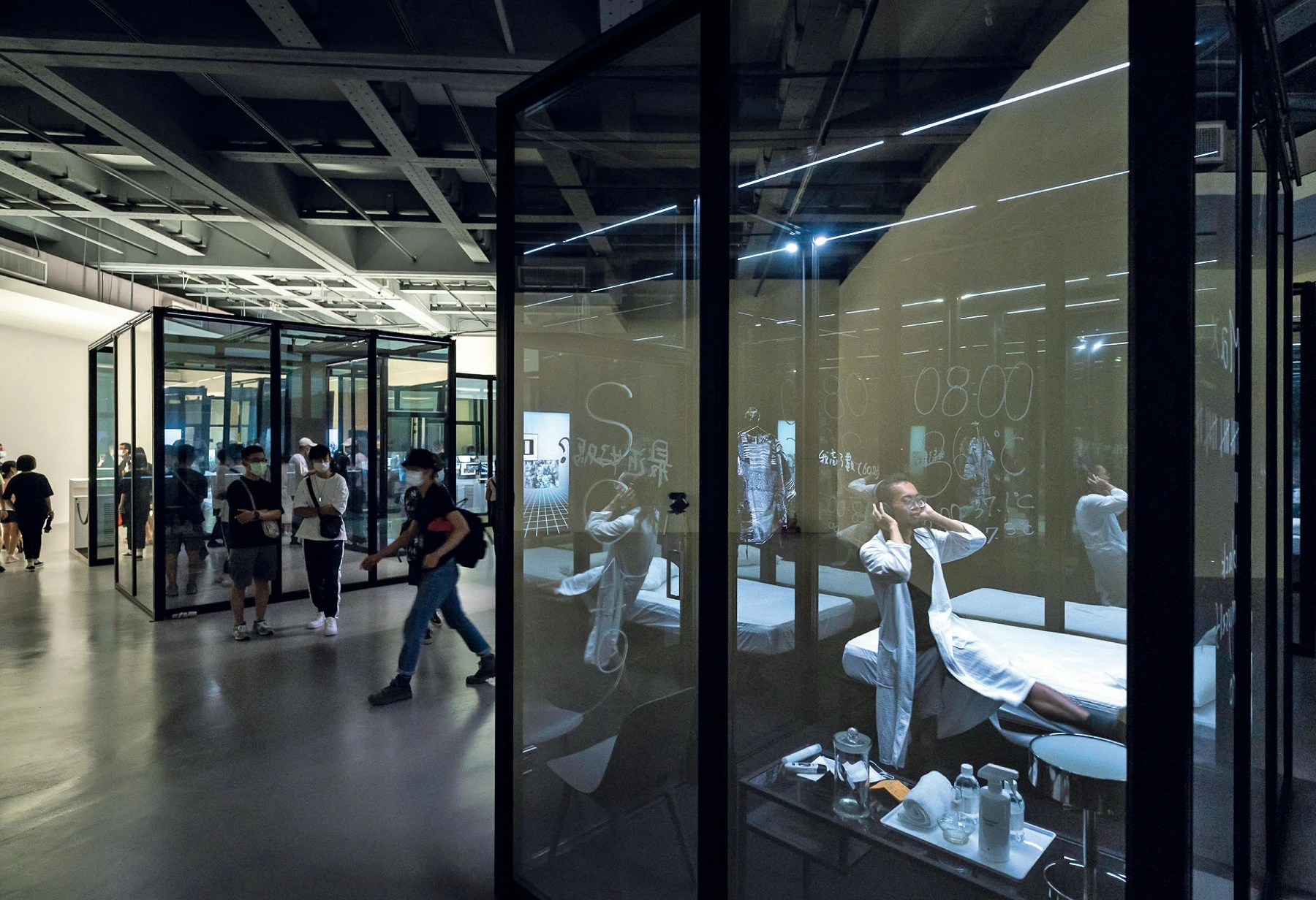 點擊觀看大圖-Baboo,《新!王冠度假村》,2020;展場一景。©簡子鑫攝影 Baboo,《新!王冠度假村》,2020;展場一景。©簡子鑫攝影-圖片