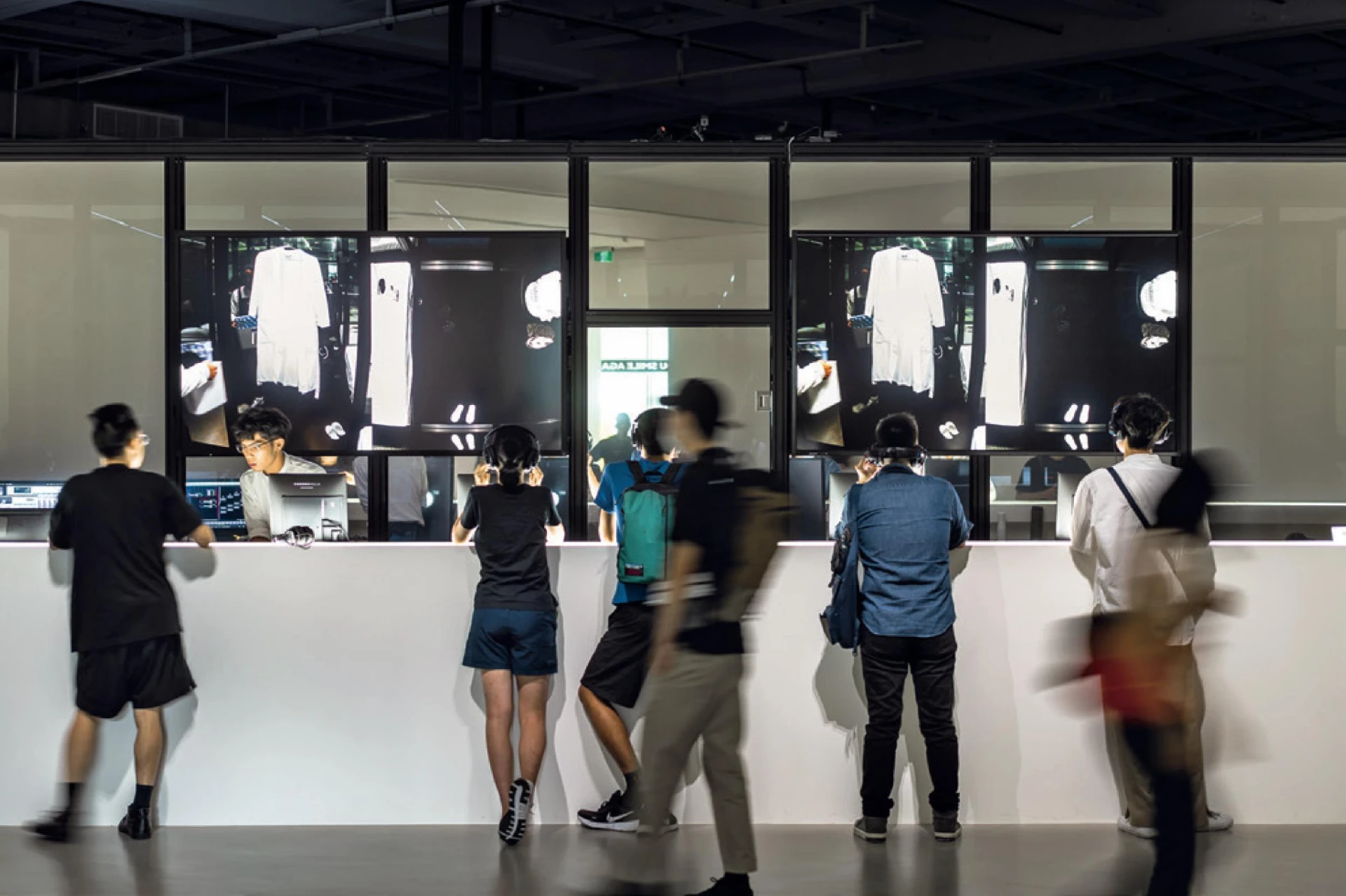 Baboo，《新！王冠度假村》，2020；外部的群眾能直接地窺視隔離間內的狀況，影像也會同步直播於旅館櫃台。正如同許多的真人實況秀或是直播平台，將當代的生活娛樂化；展場一景。©簡子鑫攝影-圖片