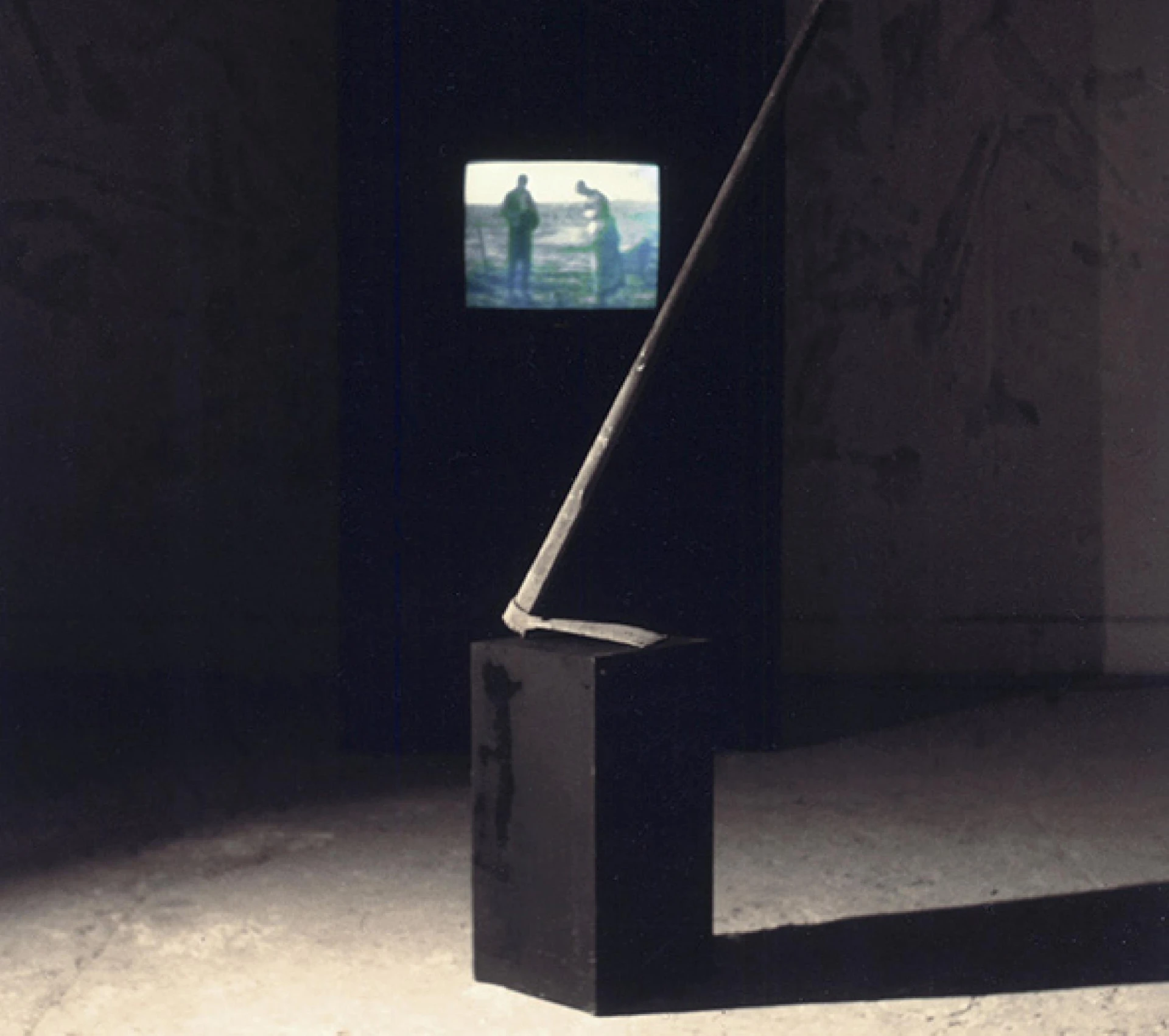 袁廣鳴，《關於米勒的晚禱#2》，1986，錄像裝置，Video: 4'06-圖片