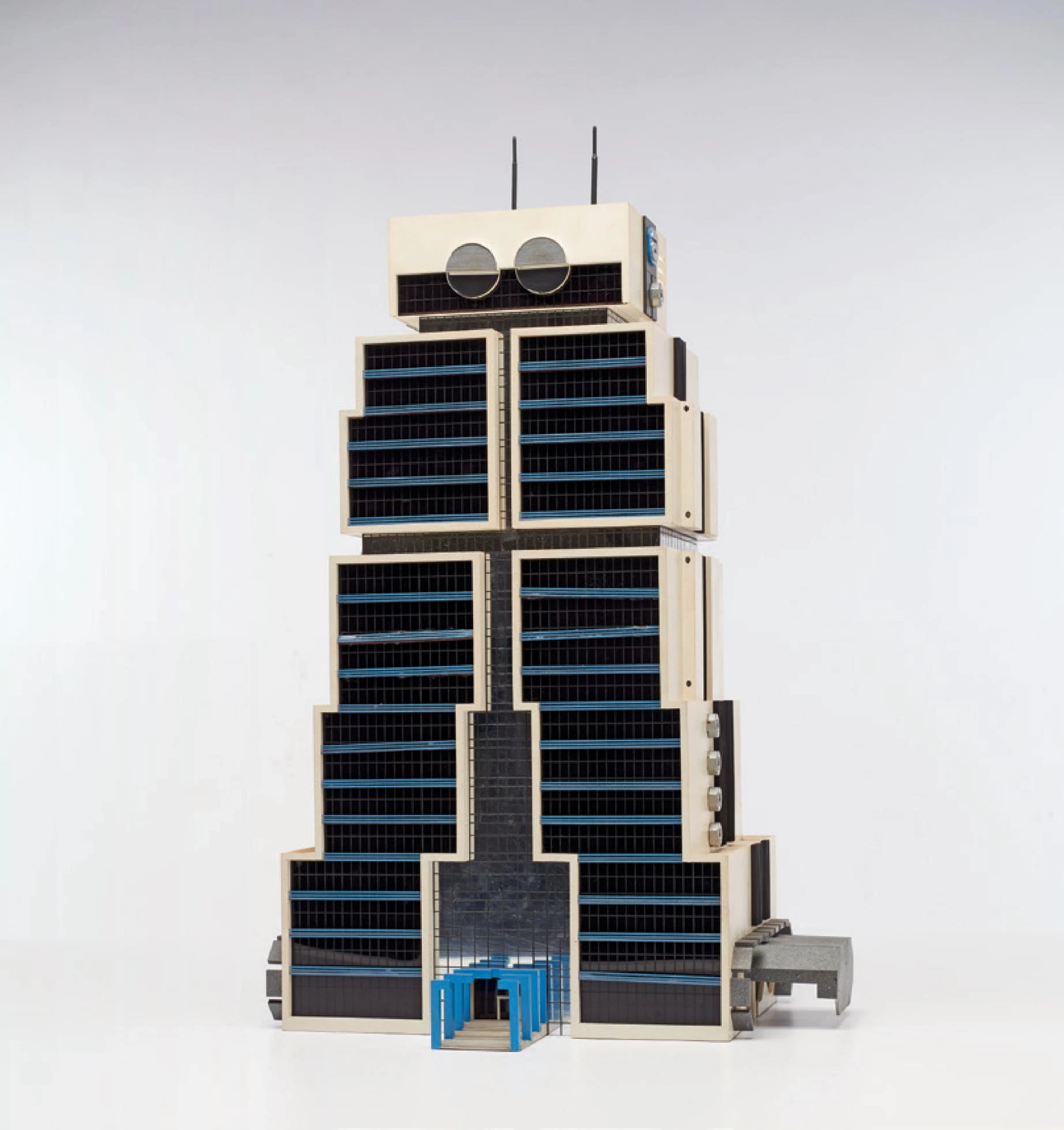 泰國曼谷亞洲銀行總部（現為 大華銀行曼谷總部）展示模型，書梅・春塞（建築師），1983至1986年；香港M+博物館提供。-圖片