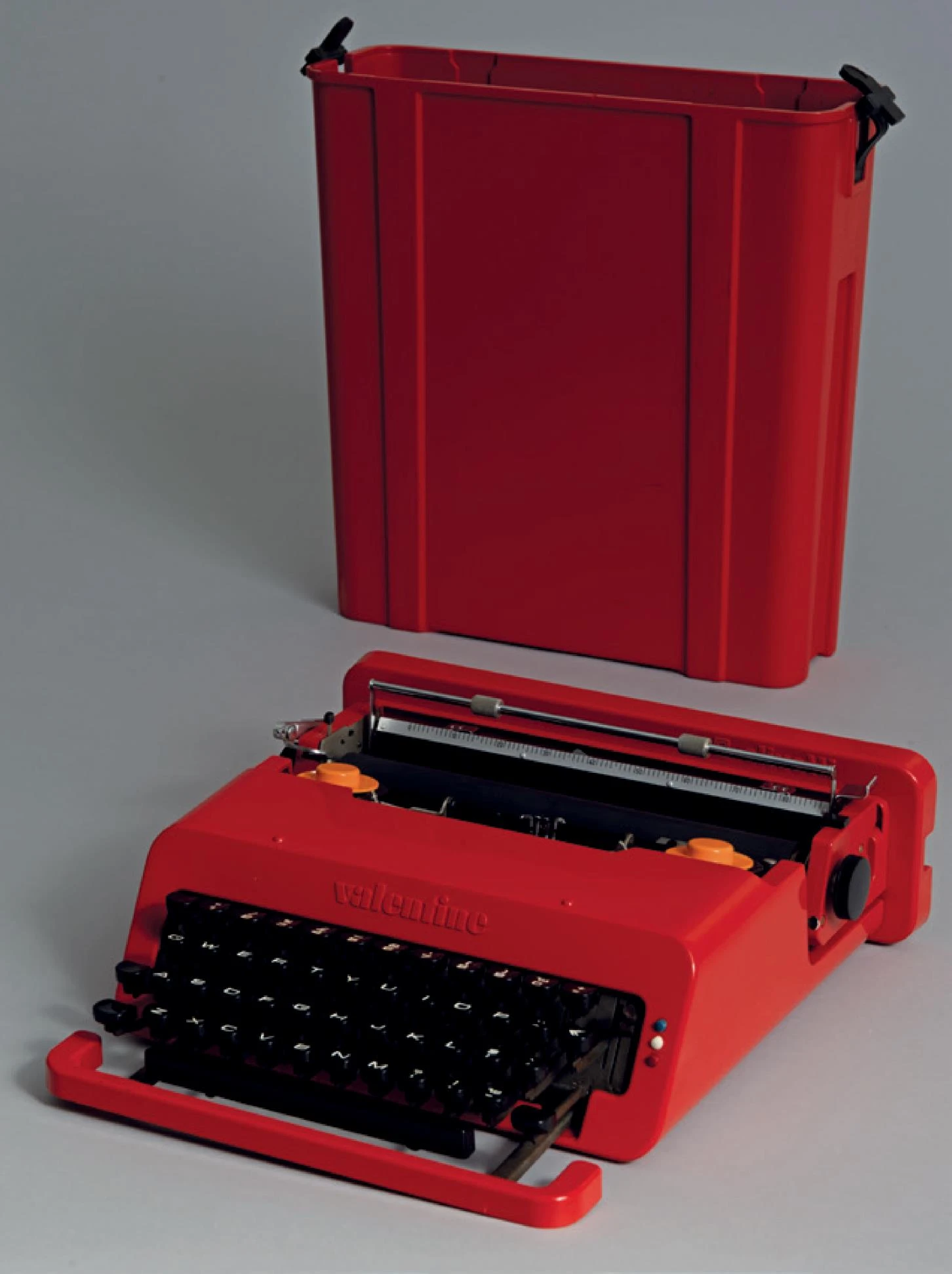 Olivetti Valentine可攜式打字機，埃托雷・索特薩斯（設計師）； Peter Benda及Ernest Mourmans捐贈，2014；香港M+博物館提供。-圖片