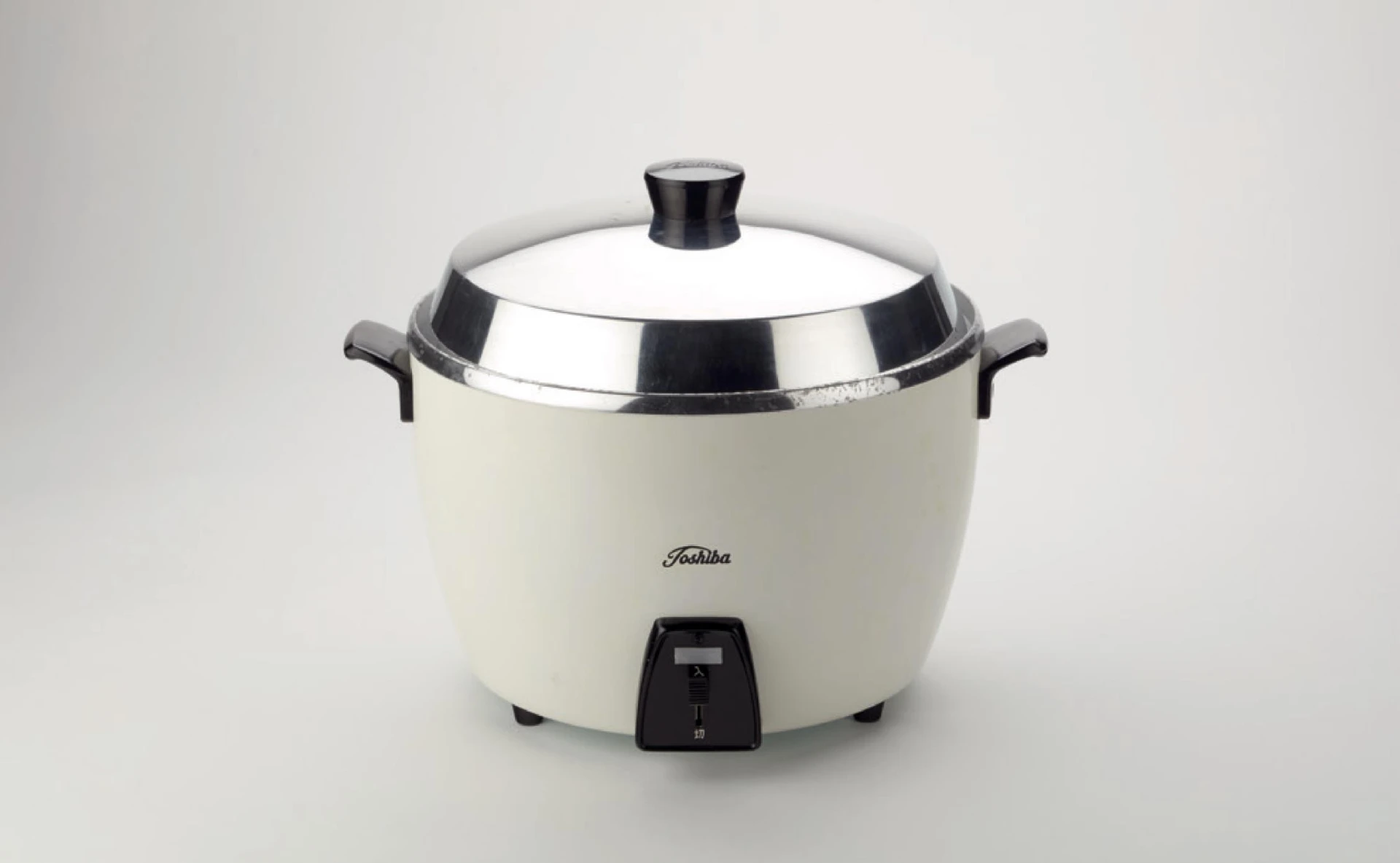 東芝自動式電飯煲，RC‒10K 型，岩田義治（設計師），東京芝浦電氣株式會社（製造商），1955；香港M+博物館提供。-圖片