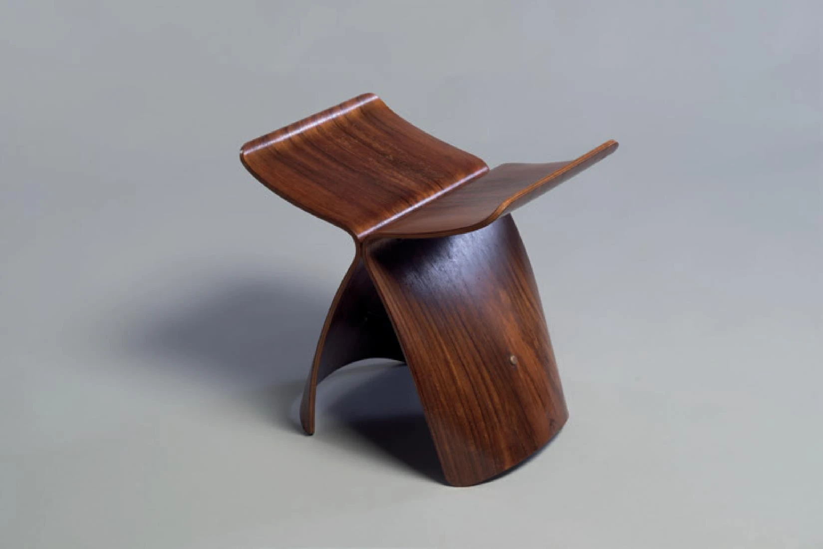 蝴蝶凳，0521型，柳宗理（設計師），株式會社天童木工（製造商），1956；香港M+博物館提供。-圖片