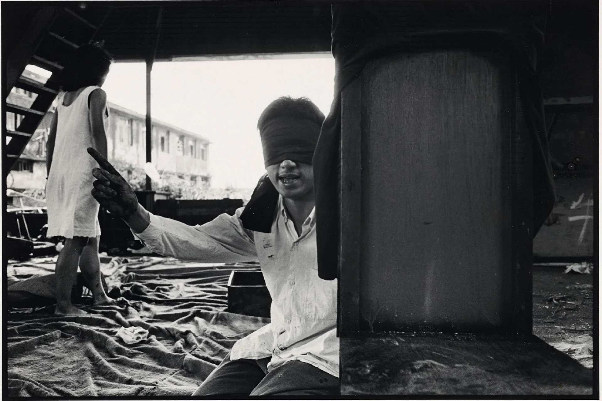 河左岸劇團《拾月──在廢墟十月看海的獨白》， 於錫板廢棄造船廠，1987；吳忠維攝影， 黎煥雄提供。-圖片