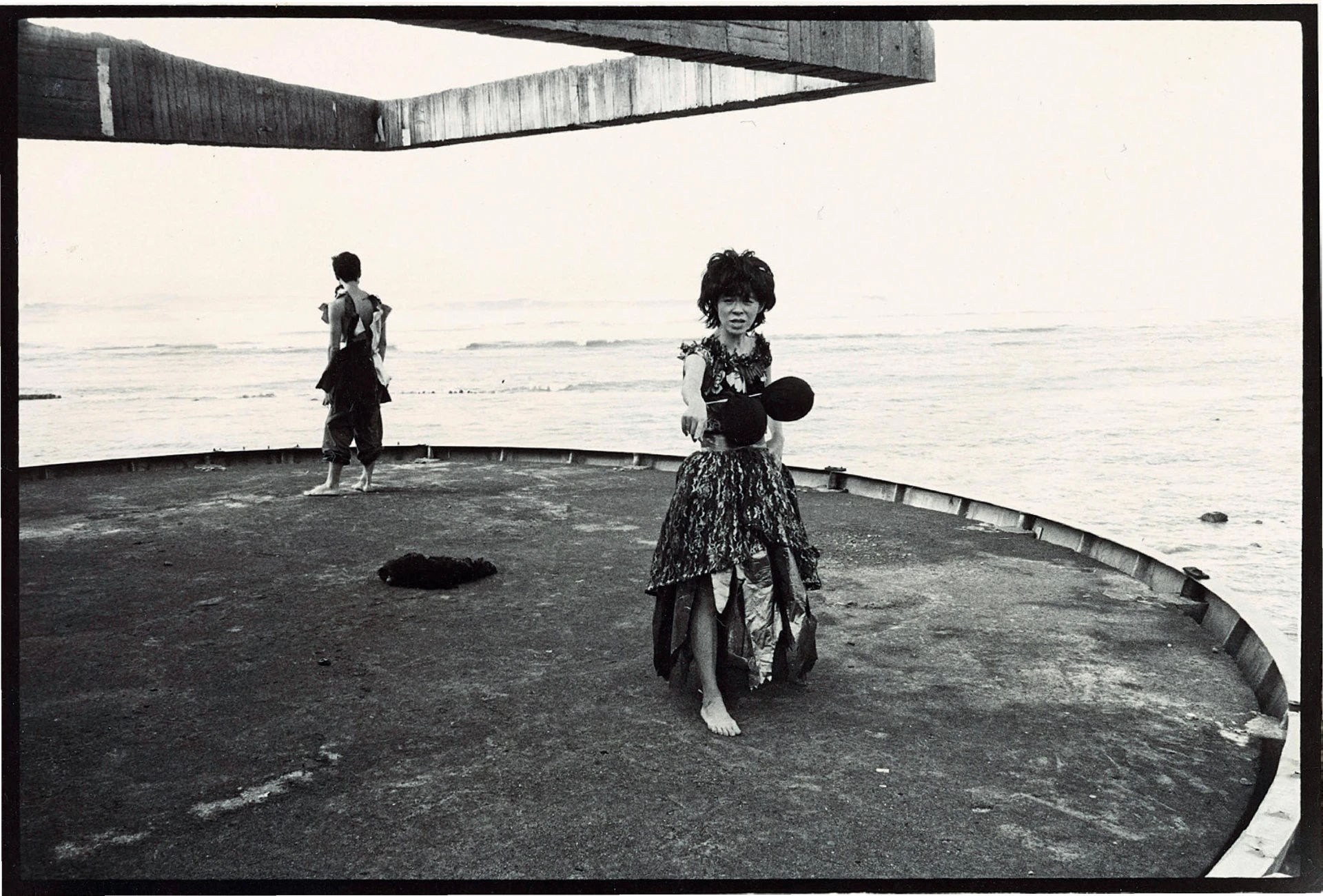 河左岸劇團《拾月──在廢墟十月看海的獨白》， 於錫板廢棄造船廠，1987；吳忠維攝影， 黎煥雄提供。-圖片