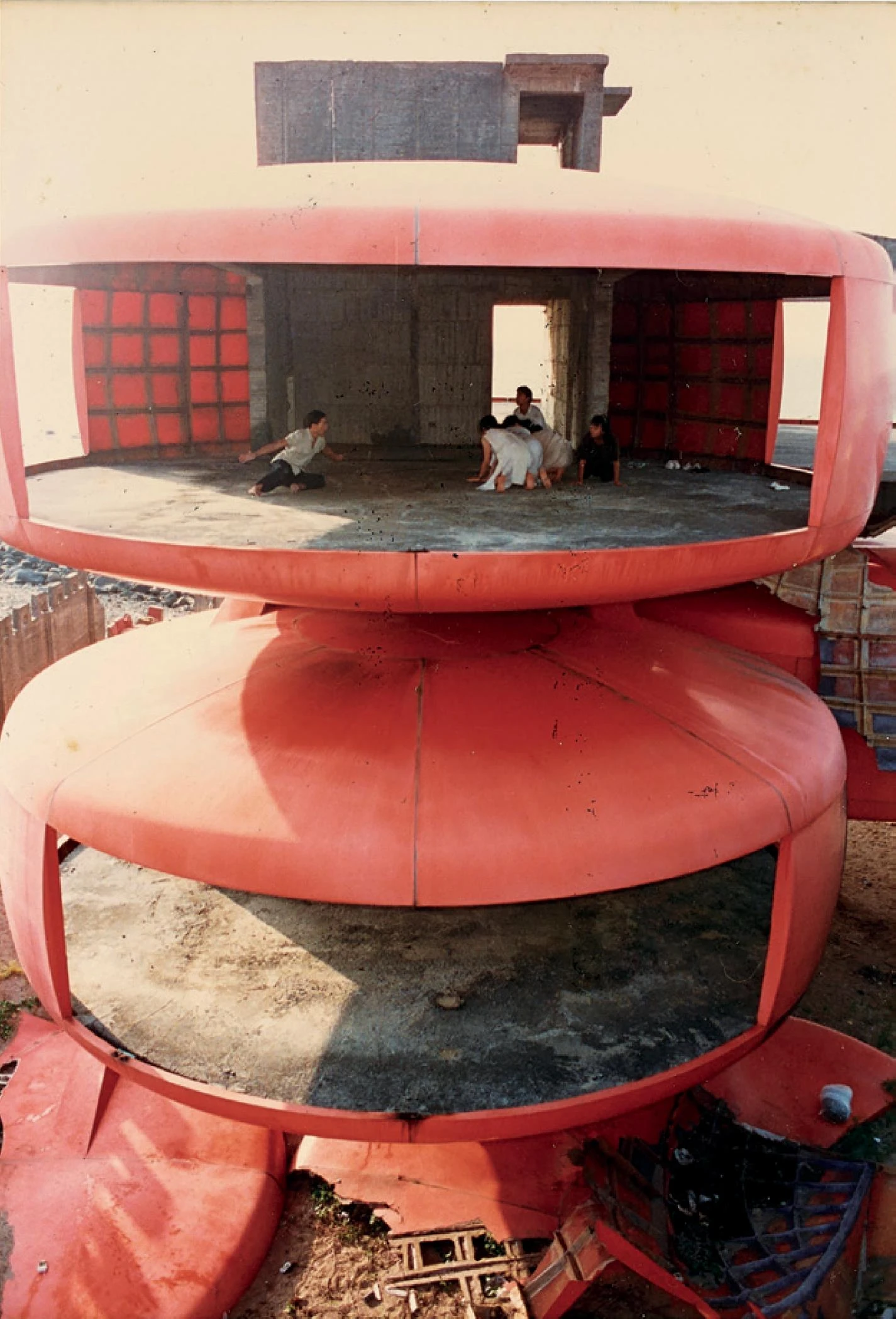 河左岸劇團《拾月──在廢墟十月看海的獨白》，於三芝飛碟屋廢墟，1987；黎煥雄提供。-圖片