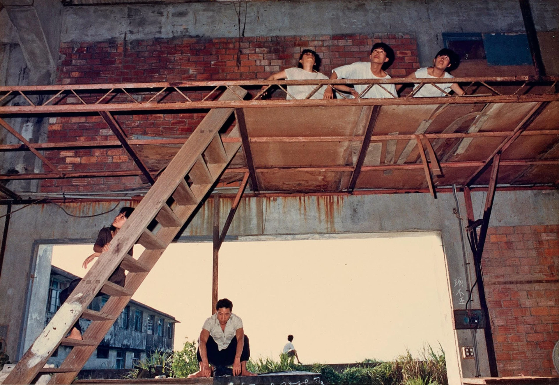 河左岸劇團，《拾月──在廢墟十月看海的獨白》排練照，1987；黎煥雄提供。-圖片
