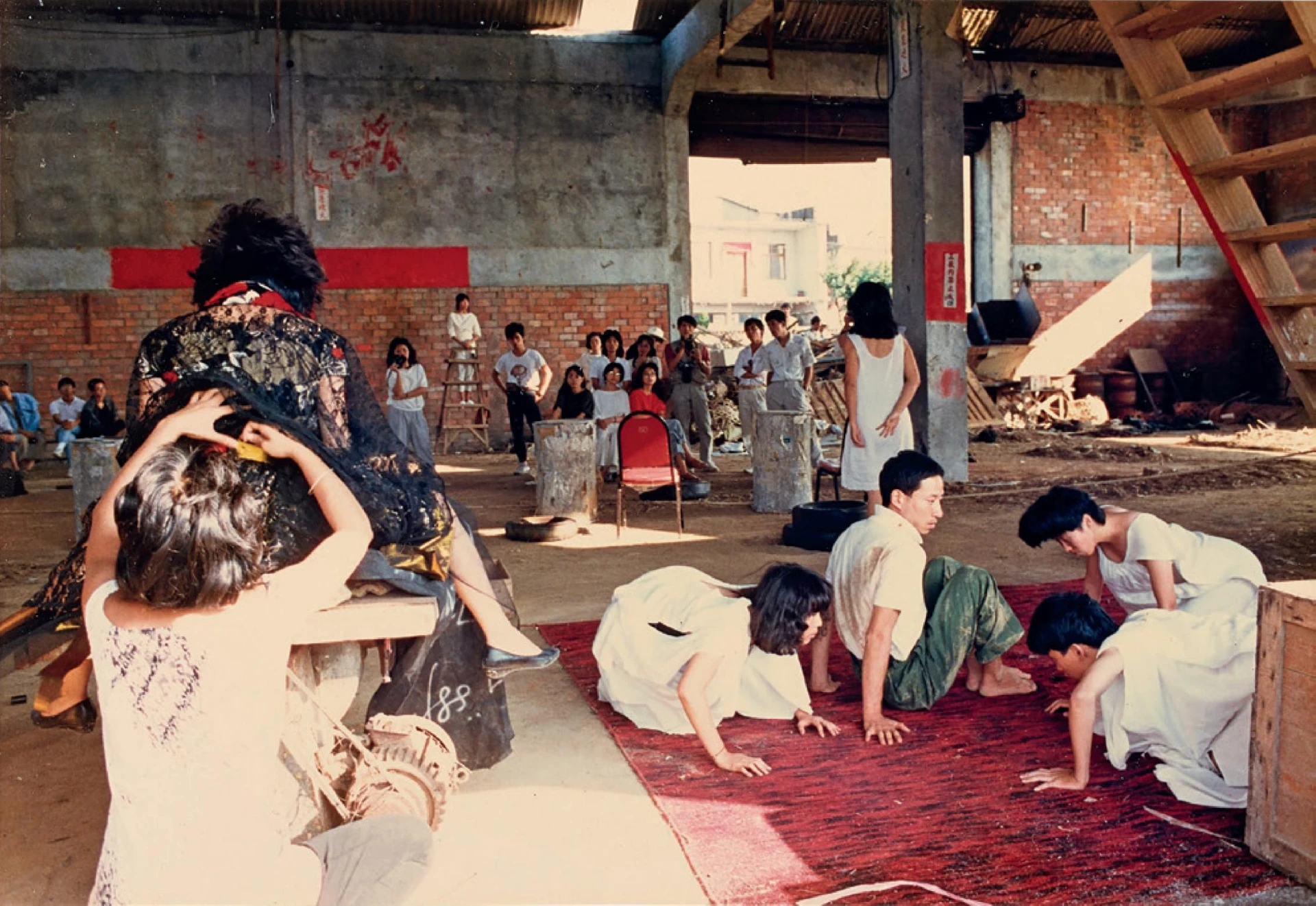 河左岸劇團，《拾月──在廢墟十月看海的獨白》排練照，1987；黎煥雄提供。-圖片
