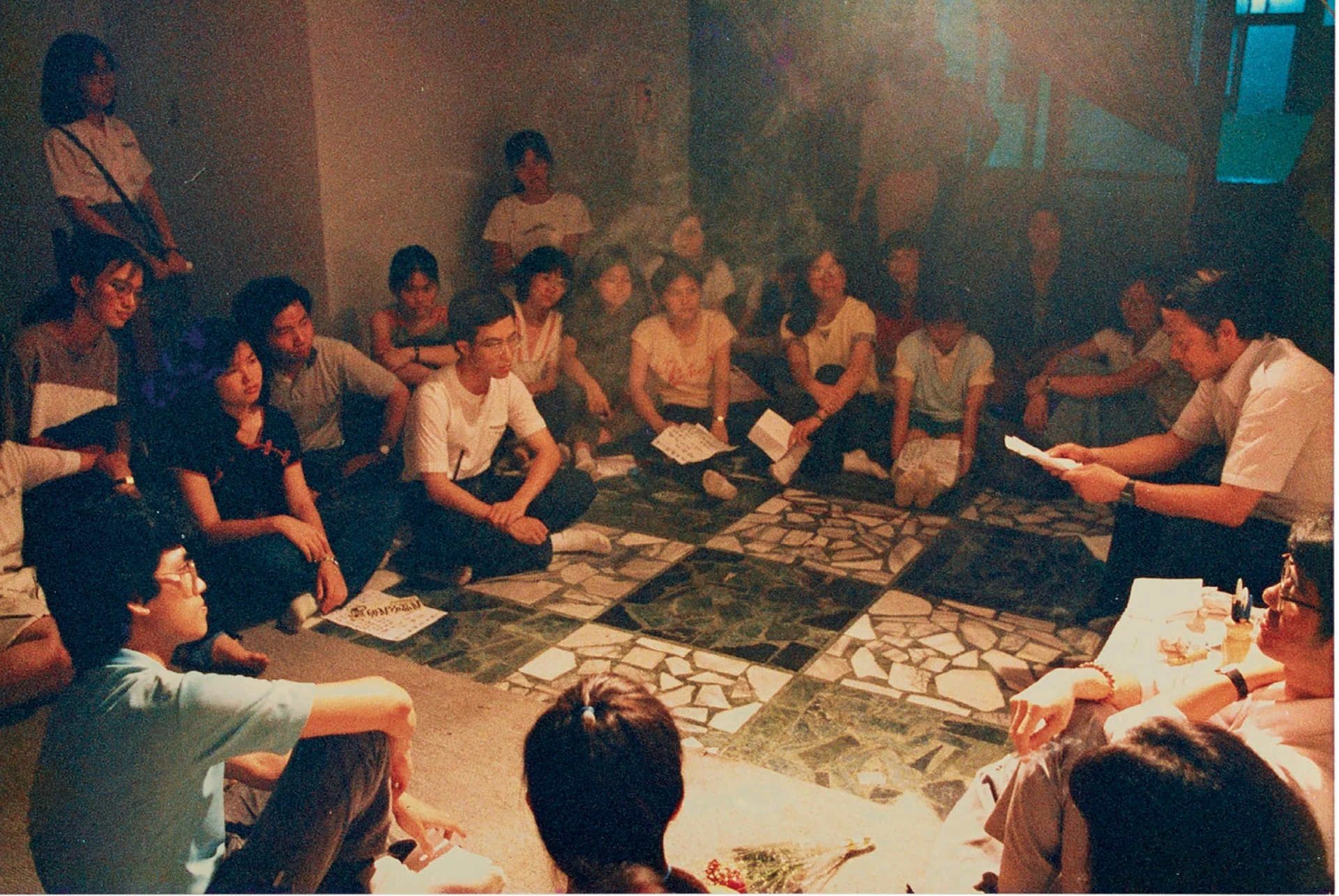 河左岸劇團創團演出，《我要吃我的皮鞋》演後座談，1985；黎煥雄提供。-圖片