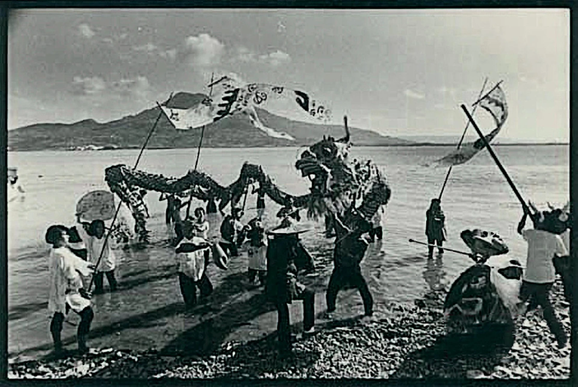 點擊觀看大圖-優劇場《七彩溪水落地掃》(陳明才編導),1990;財團法人優人文化藝術基金會提供。 優劇場《七彩溪水落地掃》(陳明才編導),1990;財團法人優人文化藝術基金會提供。-圖片