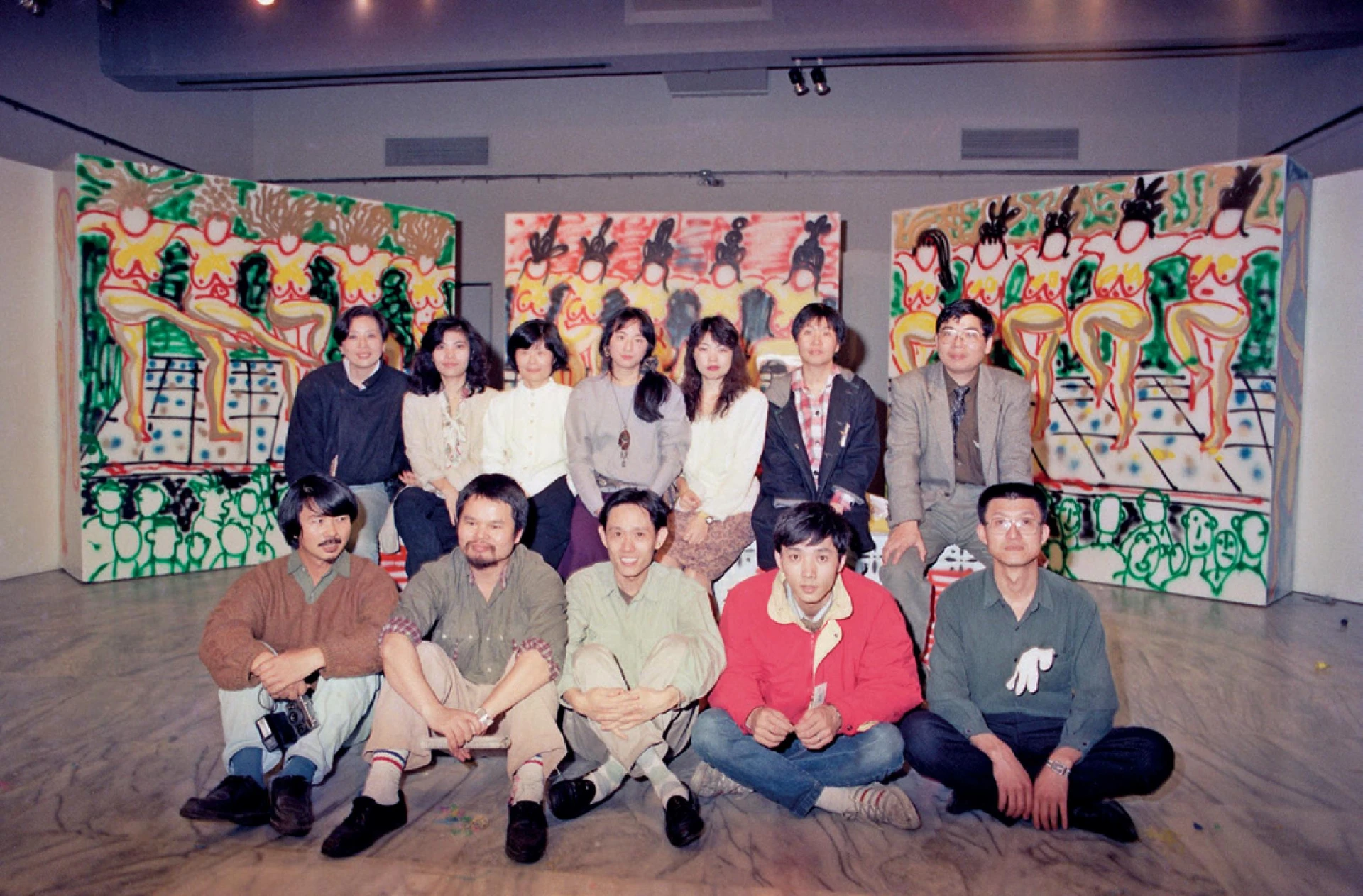 開幕現場與會者合影，包括前排（左起）的黃步青、連德誠、范姜明道、曾清淦、林振龍，及後排（左起）的楊世芝、林珮淳、洪美玲、傅嘉琿、黃麗娟、李美蓉、黃海鳴等多位創作者與藝評人。-圖片