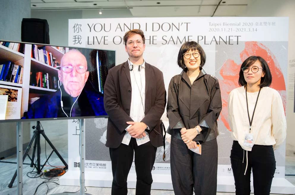 2020北雙的策展團隊：拉圖（螢幕）、圭納（左）、公眾計畫策展人林怡華（右），及林平館長（中）-圖片