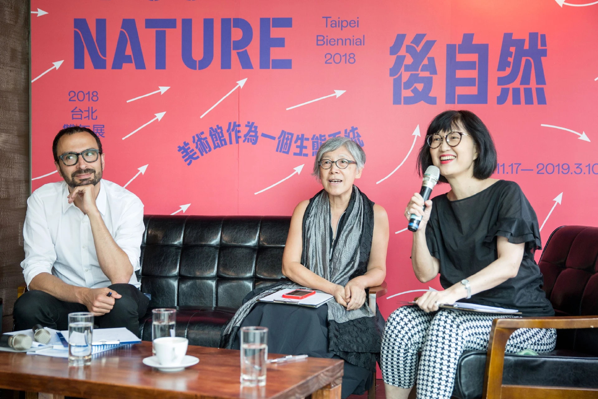 2018年北雙策展人吳瑪悧（中）、范切斯科．馬納克達（左），及林平館長（右）-圖片