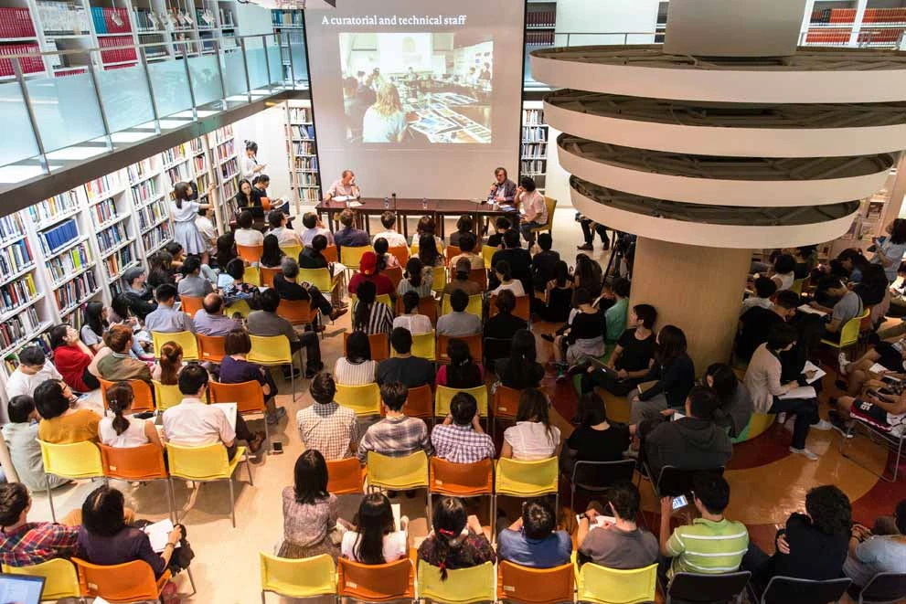 2017年5月18日「重啟現代性」論壇，拉圖在北美館圖書室的演講現場-圖片