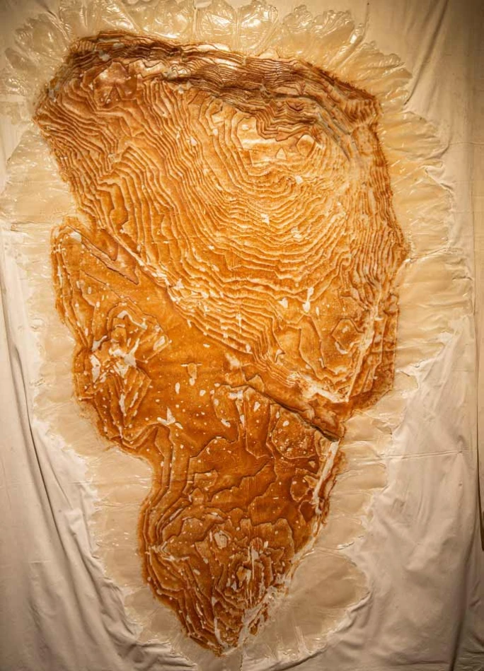 喬安娜．哈吉托馬斯&哈利爾．喬雷吉，《冷河河床下》，2020，雕塑，160×205×3cm-圖片