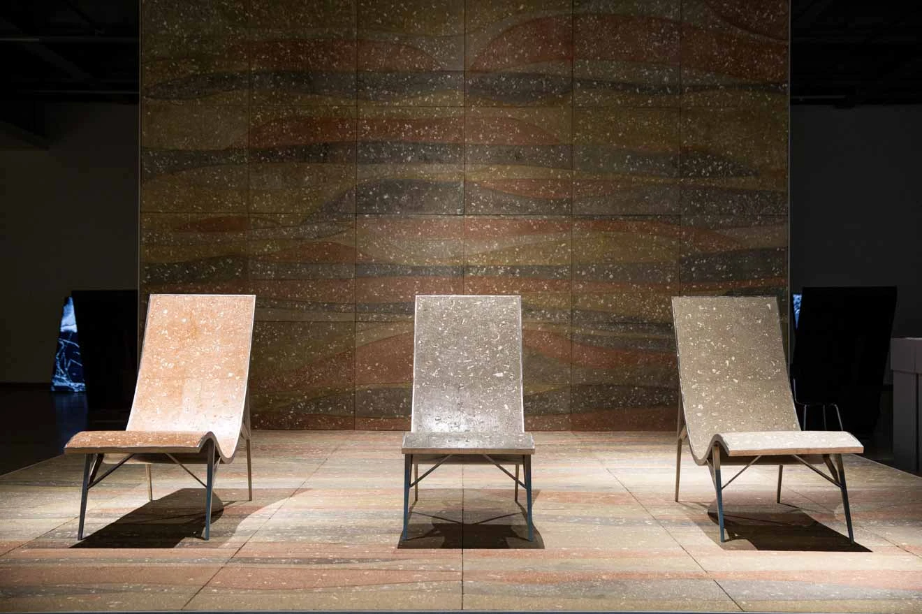 食事提案（丹尼爾．費南多．巴斯克瓦&阿隆．夏貝），《牡蠣間》，2020，蚵殼水磨石表面、雕刻床-圖片