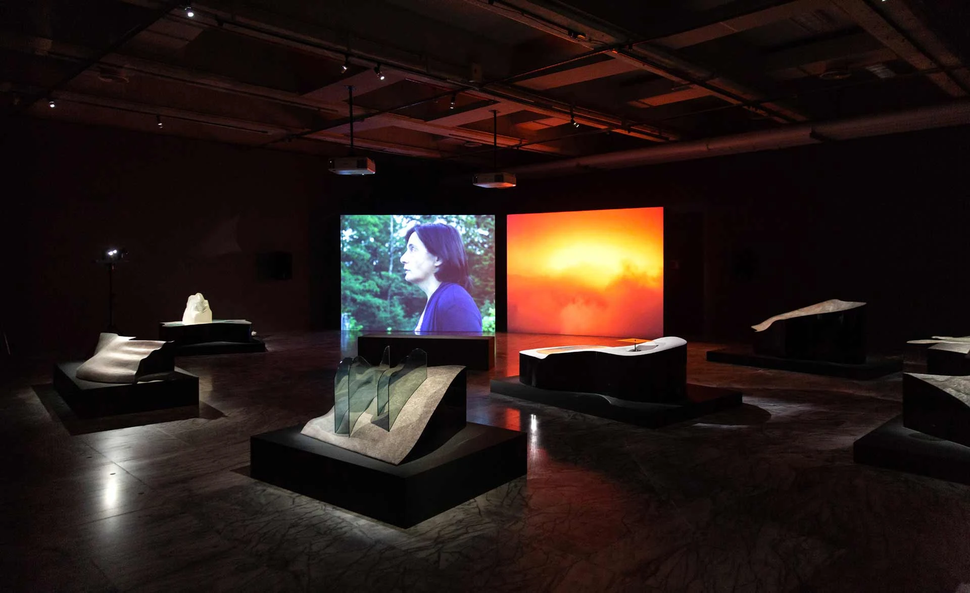 雋．巴爾達扎＋皮耶．保茲，《Mass（質量／彌撒）》，2020，雙頻道錄像、木頭、泡沫、綜維素、聚酯樹脂、水性顏料、石膏、聚甲基丙烯酸甲酯薄片、人造植物、緩衝器、鋼、舞臺燈、燈架-圖片