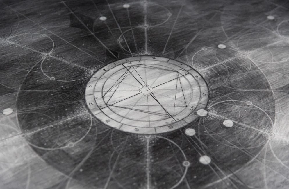 陳瀅如，《屠學錶》，2014，五張鉛炭素描（每幅125×126cm）、MBM素描紙、無酸裱褙、事件占星解讀與其他相關文件、HD影片循環撥放（影像來源：NASA），尺寸視空間而定。簡秀枝收藏。-圖片