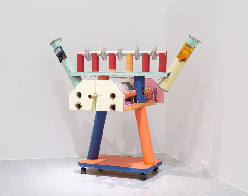 讓．卡通百伊．姆肯迪，《Yllux》，2012，紙板、電線、電池，102×119×93cm-圖片