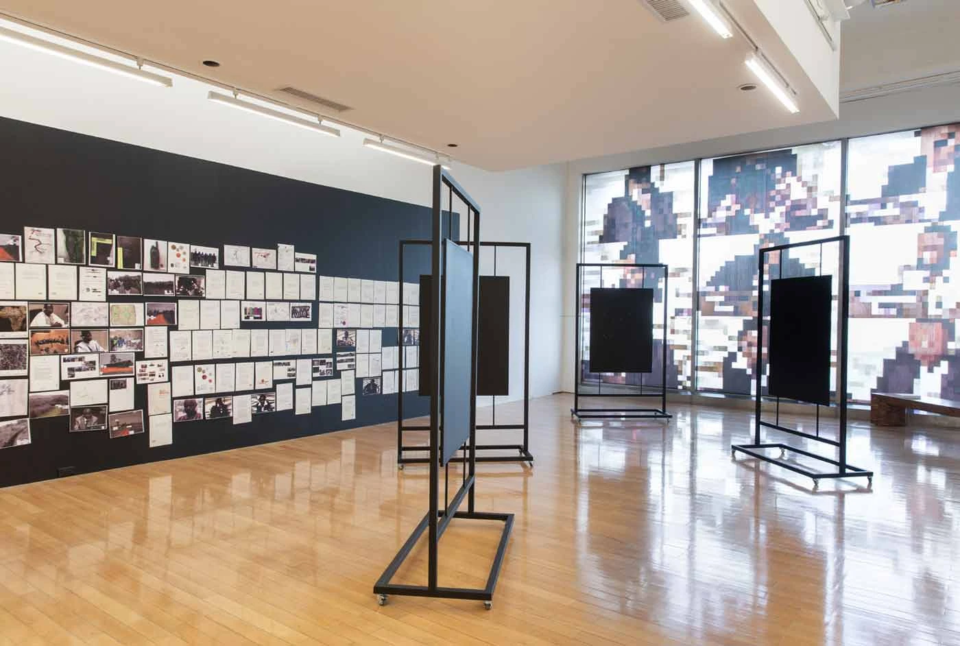 法蘭克．列布維奇&朱利安．塞胡西，《穆遵古（那些兜圈兜個不停的人）》，2016，磁性漆、磁性架、磁鐵、雷射印刷、簽字筆、亮光漆、中介者-圖片