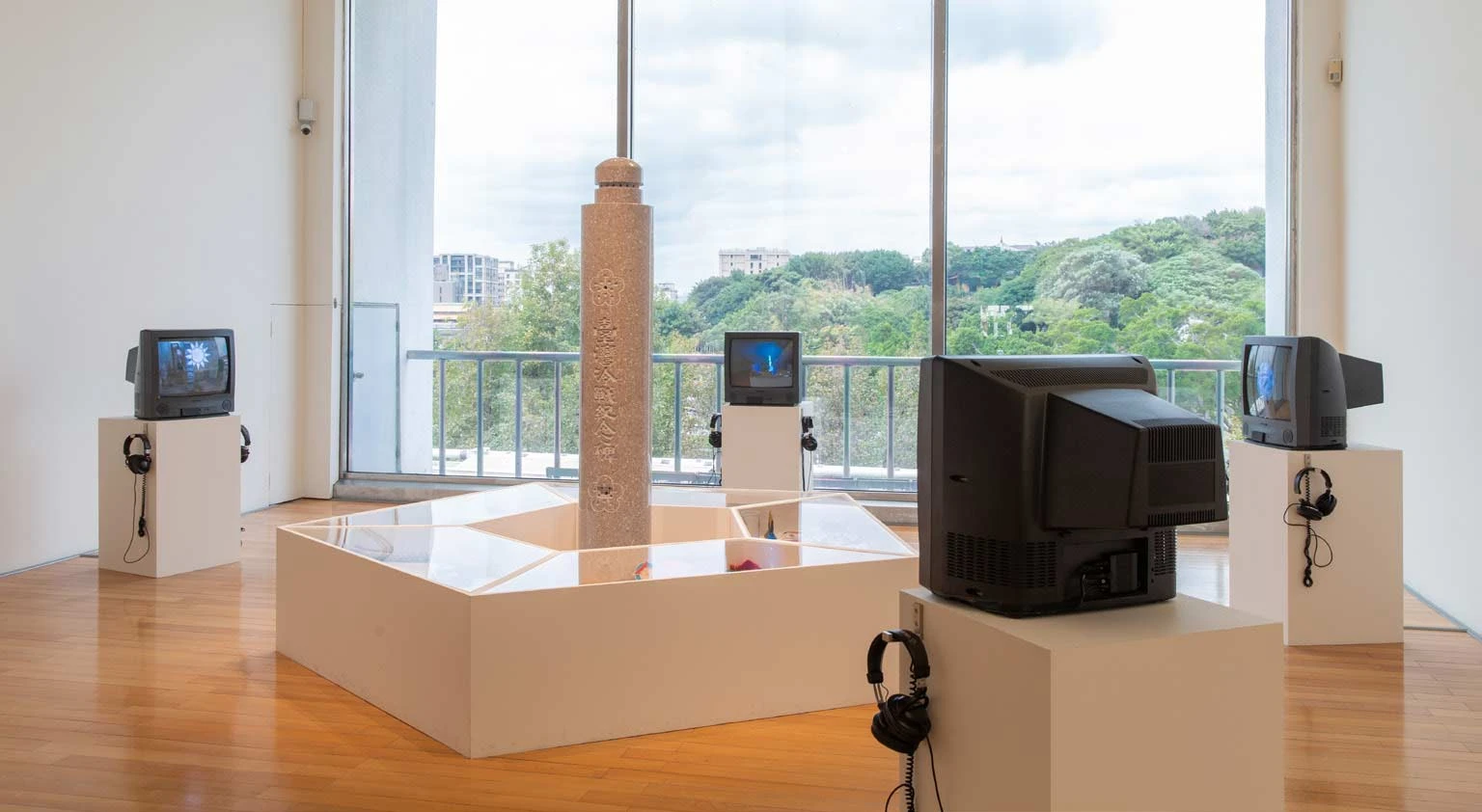 秦政德＋李佳泓＋林傳凱＋陳怡君，《在冷戰裡生火》，2020，複合媒材空間裝置-圖片