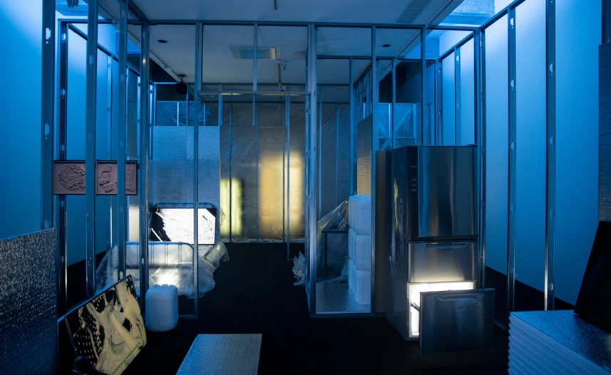 三隻古怪生物（絕種的象鳥、三葉蟲和蜥蜴）在房間裡重新活了過來，透過三個螢幕，一言一語地交談著「末人」（Last Man）-圖片