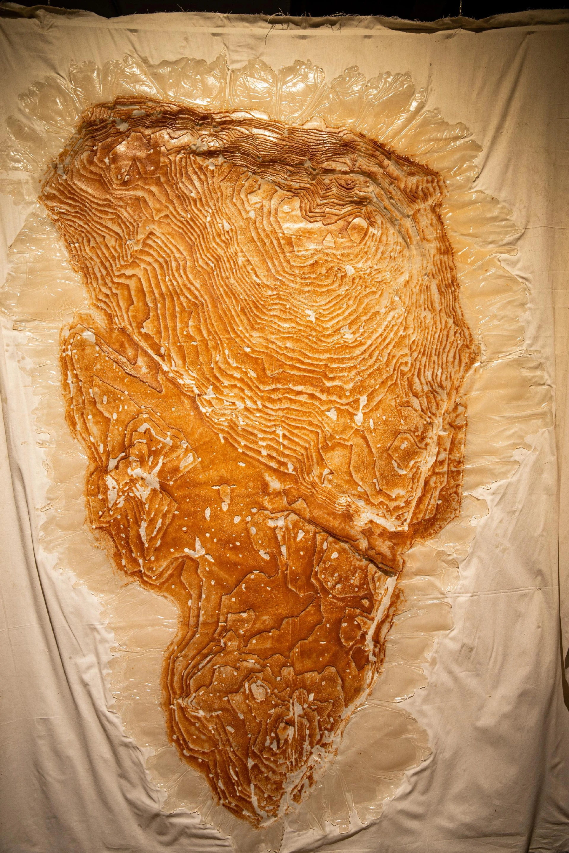 喬安娜．哈吉托馬斯&哈利爾．喬雷吉，《冷河河床下》，2020，雕塑，160×205×3cm-圖片