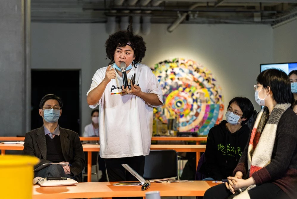 臺灣版協商劇場的特點在於更富臨場感和現場性。如2020年12月26日的「核廢的未知數」場次，長年關注環境議題的原住民歌手巴奈便來到現場並發言提問-圖片