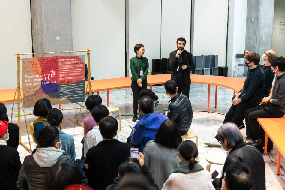 「儲回大地的藝術」這件作品沒有形體，發展成公眾計畫裡的一個工作坊和研討會。參與工作坊的藝文機構和藝術工作者最終共同發表並簽署集體宣言，體現藝文界力行減排的意願以及對環境永續的承諾-圖片