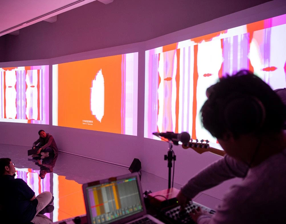 溫晉豪，《43251》，2020，影像、跑馬燈、木作、鏡面，12分18秒-圖片