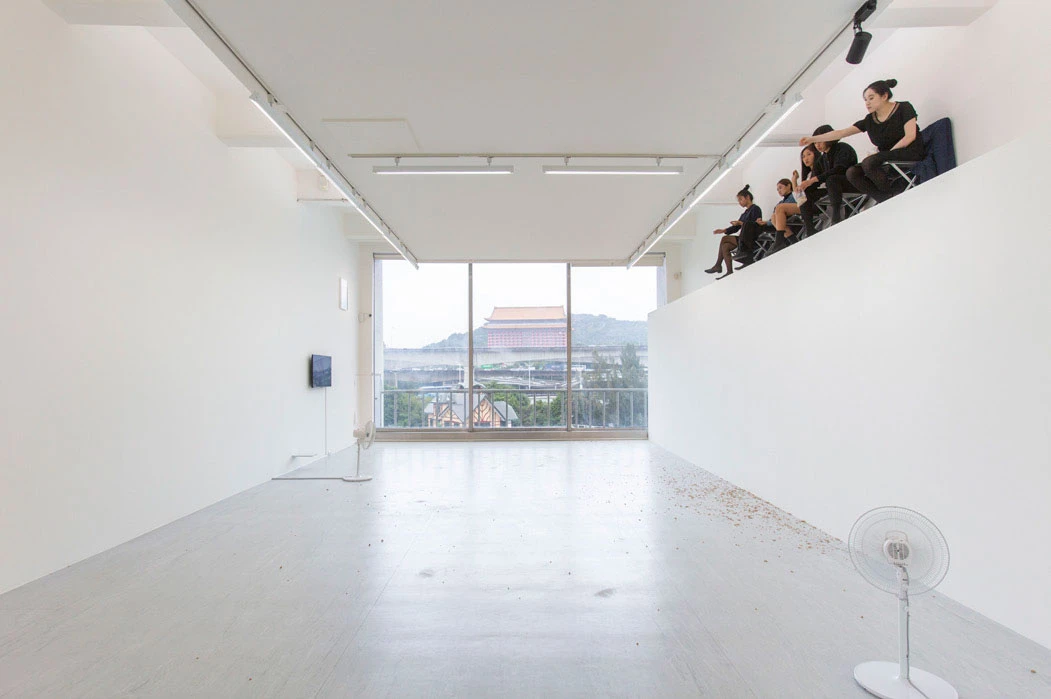 【優選】許懿婷，《飄浮身體——上牆》，2019?2020，行為、裝置、文件、影像、現成物-圖片