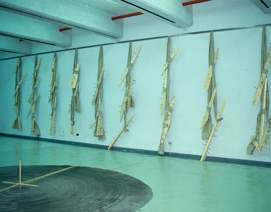 北美館「德國現代美術展1945−1985」展場一景，1985：地上作品為昆特．于克（Günther Uecker）《時間之磨》，1970，複合媒材，直徑210cm，台北市立美術館收藏 ©台北市立美術館-圖片