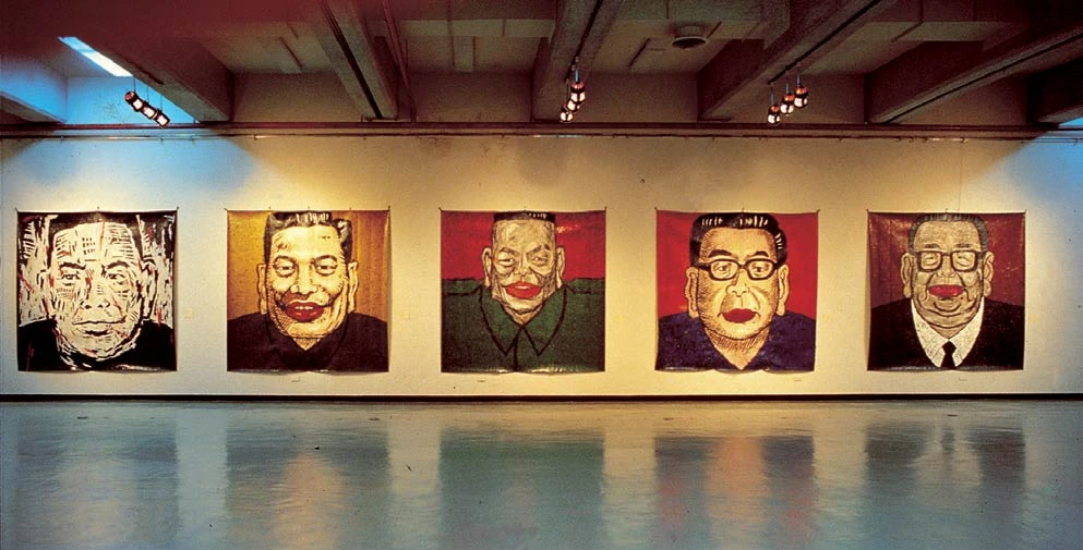 吳天章，《蔣經國的五個時期》，1989，複合媒材，台北市立美術館收藏；北美館個展「史學圖像／四個時代」展場一景 ©台北市立美術館-圖片
