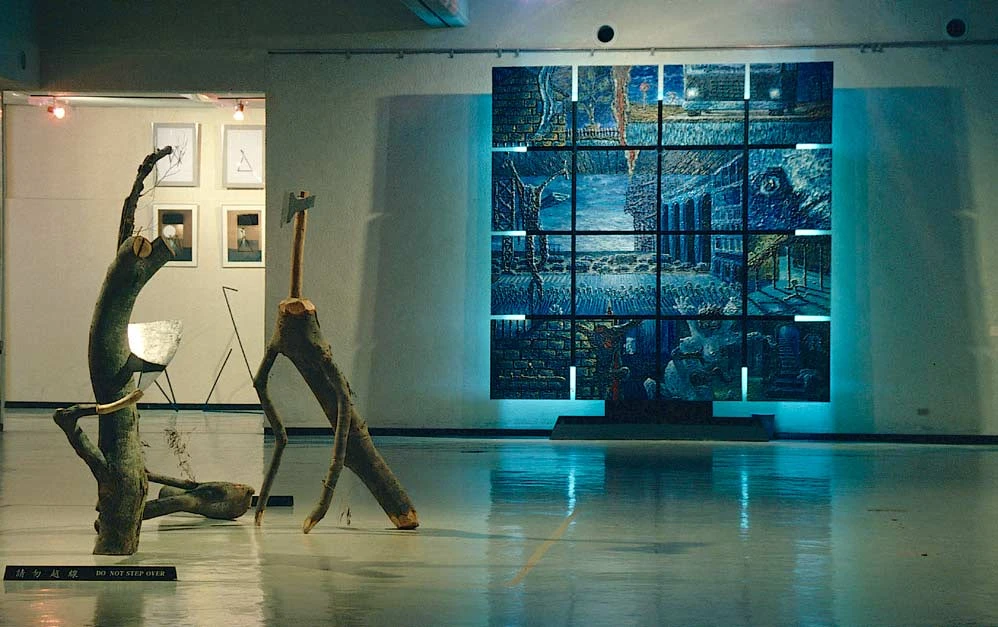 陸先銘，《一個長的的夢》，1988，複合媒材，台北市立美術館收藏；王文志，《自然的控訴》，1988，複合媒材，台北市立美術館收藏；作品參加「1988中華民國現代美術」皆獲優選，於北美館展場一景 ©台北市立美術館-圖片