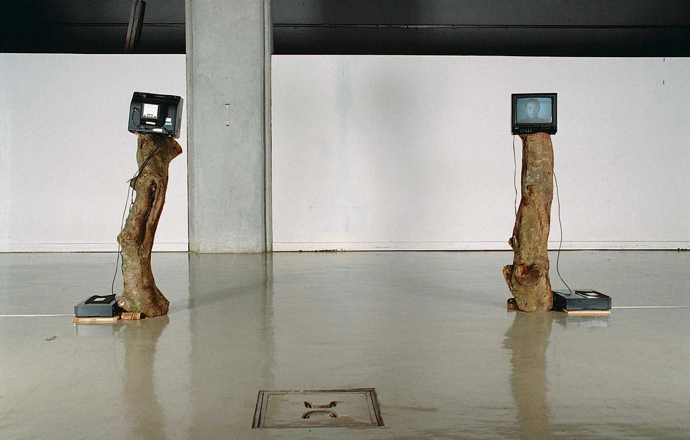 李銘盛，《李銘盛＝樹人》，1989，複合媒材；作品「1989中華民國現代雕塑展」獲入選，於北美館展場一景 ©台北市立美術館-圖片